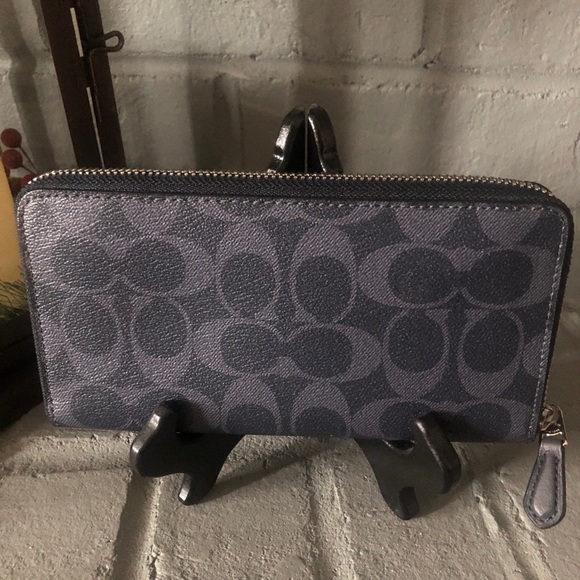 **** SOLD!!! **** Coach wallet - Picture 2 of 7